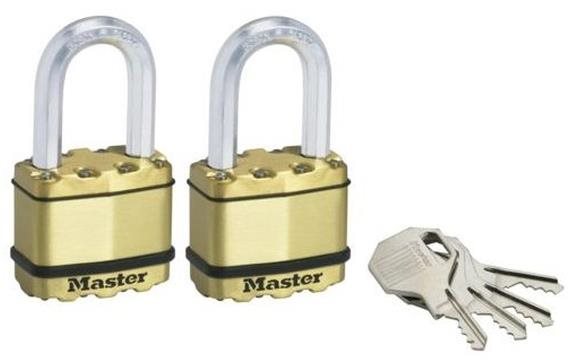Master Lock – Súprava 2 ks mosadzných visiacich zámkov M5BEURTLF – Master Lock Excell – 50 mm
