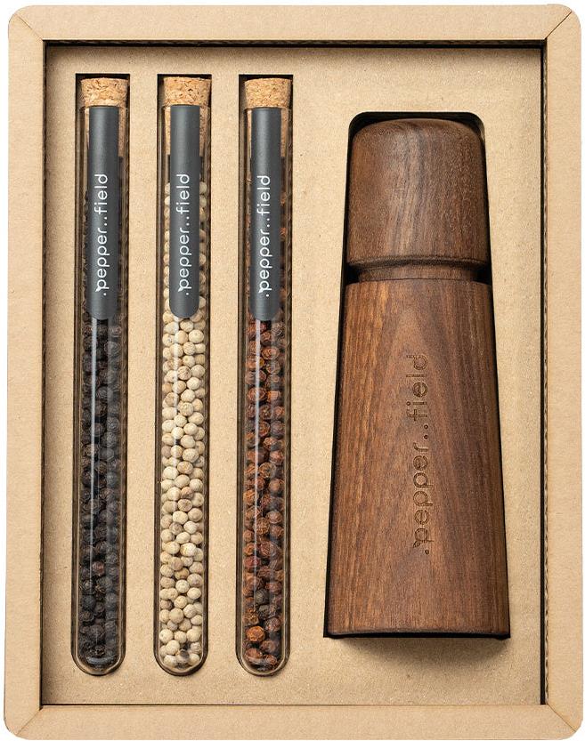 .pepper..field Hnedý drevený mlynček so súpravou skúmaviek s Kampotským korením 3× 10 g