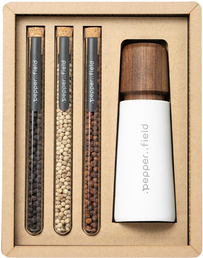 .pepper..field Bílý porcelánový mlynček so súpravou skúmaviek s Kampotským korením 3× 10 g